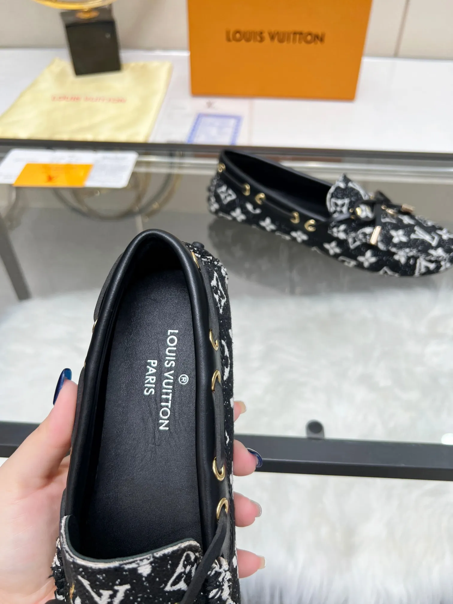 👟👟Ex-factory price 420👟👟 Lvui...Vuitt* on/】...Top purchasing agent, high version, counter 2023 spring, summer and autumn new color beanie shoes, imported fabrics, buckle bows, classic popular shoes. Lining: Sheepskin lining Color: Presbyopia Xingli Women's model: 35-42 standard size.